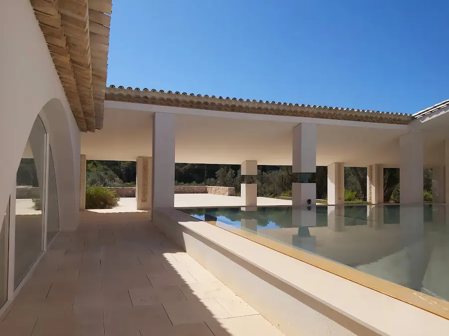 The water courtyard at the Fondation Carmignac