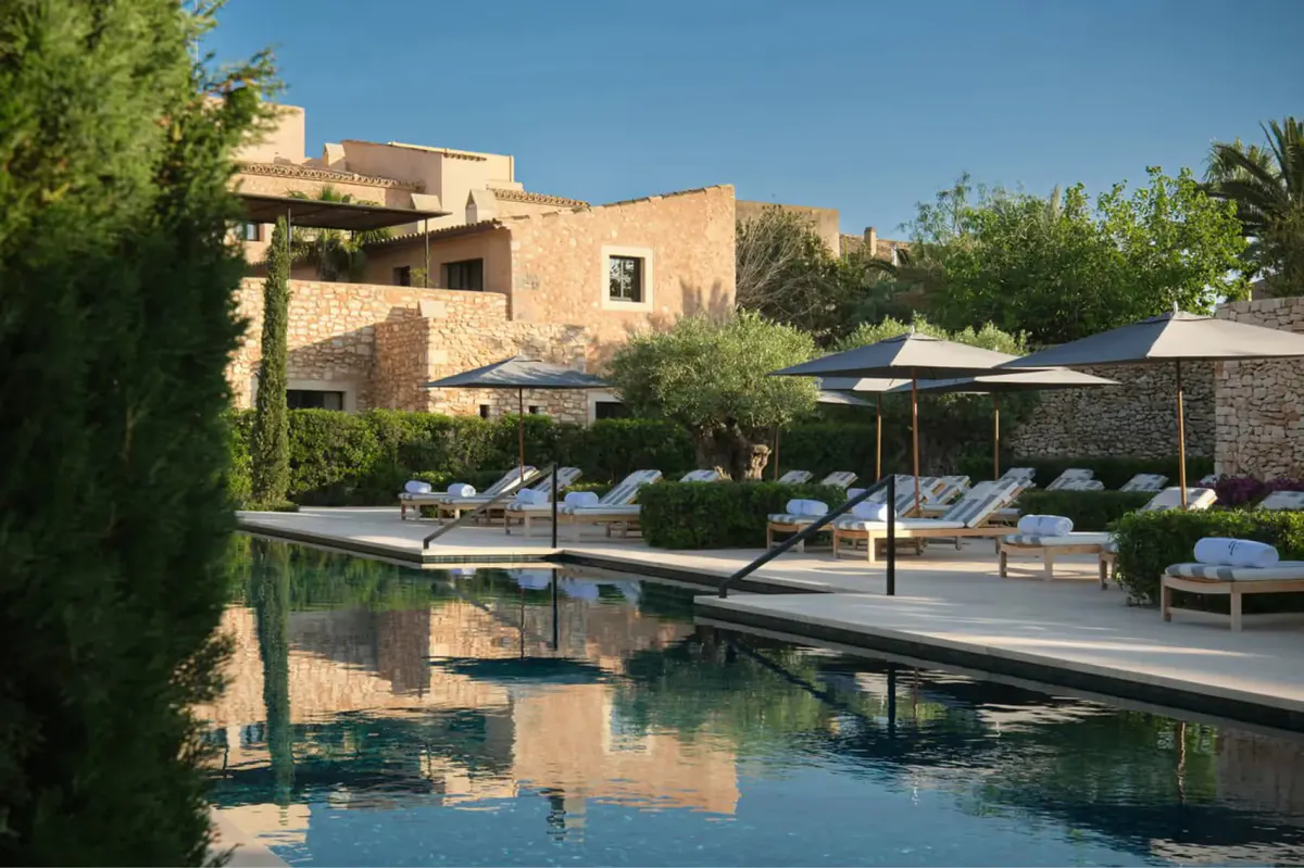 Garden pathways and outdoor property amenities