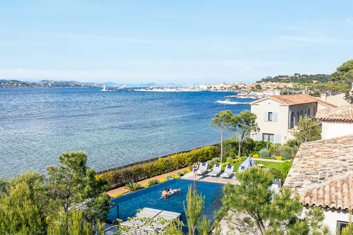 Coastal villa with infinity pool and Mediterranean shoreline