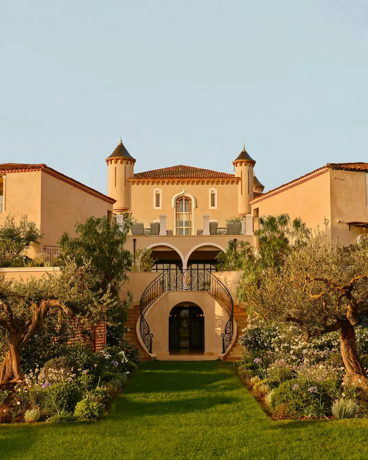 The façade of Château de la Messardière from its gardens