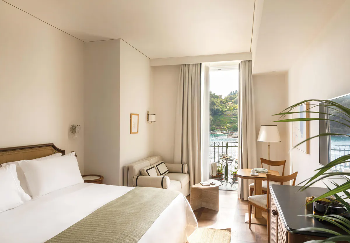 Guest bedroom with sea view and sitting area